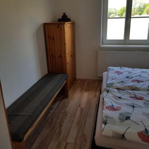 um pequeno quarto com uma cama e uma janela em Ferienhaus in Gnas em Gnas