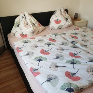 uma cama com duas almofadas em cima em Ferienhaus in Gnas em Gnas