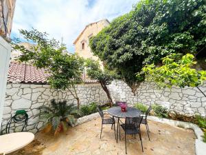 A garden outside Traditional House with Ivy Garden