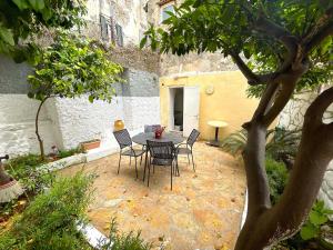 A garden outside Traditional House with Ivy Garden