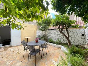 A garden outside Traditional House with Ivy Garden