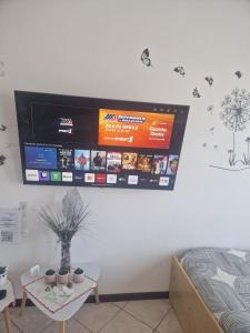 einen TV an der Wand in einem Zimmer in der Unterkunft Iris in Cislago