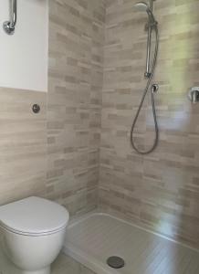 ein Bad mit einem WC und einer Dusche in der Unterkunft Monolocale “La Panoramica” in Rio Marina