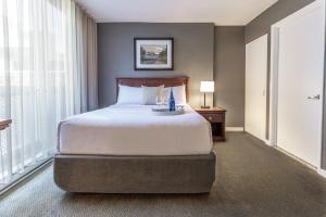 Un dormitorio con una cama grande y una ventana en Hotel Faubourg Montreal Centre-Ville Downtown, en Montreal