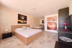 una camera con un grande letto bianco di Vadul Chiquita a Vadu