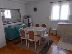 Kuchyň nebo kuchyňský kout v ubytování Apartments Silvija