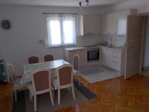 Kuchyň nebo kuchyňský kout v ubytování Apartments Silvija