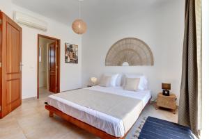 a bedroom with a large white bed in a room at City center, private parking, AC, 6ppl. in Olhão