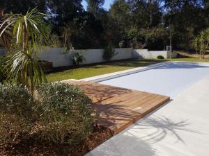 a driveway with a palm tree in a yard at Les Echappees belles - La Villa in Tarnos
