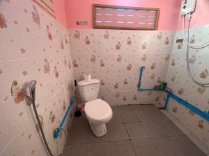 y baño con aseo y ducha. en Kanitta Homestay, en Ban Bang Chak