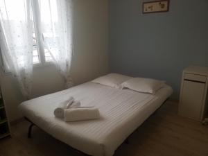a bed with two stuffed animals sitting on top of it at Les Echappees belles - La Villa in Tarnos +6 photos