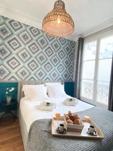um quarto com uma cama com uma bandeja de pastelaria em 1609 - Eiffel Tower Haven Olympic Games 2024 em Paris