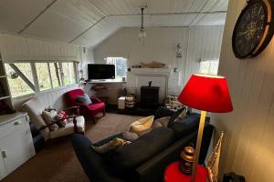 uma sala de estar com um sofá e uma lareira em Sandy Creek em Humberston