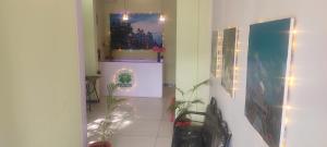 einen Flur mit einem Zimmer mit Pflanzen darin in der Unterkunft ADH Amilia Residency in Mysore