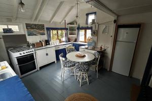 uma pequena cozinha com mesa e cadeiras em Sandy Creek em Humberston
