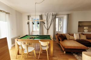 een woonkamer met een pooltafel en een bank bij Chalet Cosy Nature in Alzon