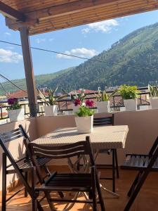 d'une table et de chaises sur un balcon avec vue. dans l'établissement Vila Haznedari, à Berat