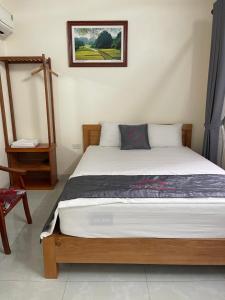 um quarto com uma cama num quarto em Sen's Homestay em Ninh Binh