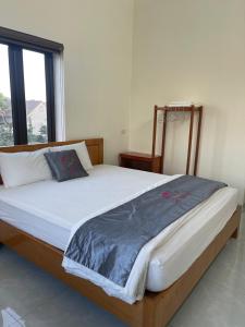 a large bed in a room with a window at Sen's Homestay in Ninh Binh