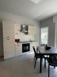 una cucina con tavolo e sala da pranzo di Spring Apartment a Canelli