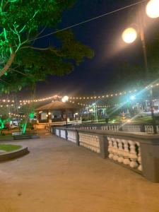 einen Park in der Nacht mit Lichtern auf einer Brücke in der Unterkunft Blue House Casa de temporada no brejo in Solânea