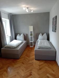 Tempat tidur dalam kamar di Ferienwohnung Allgäu 3