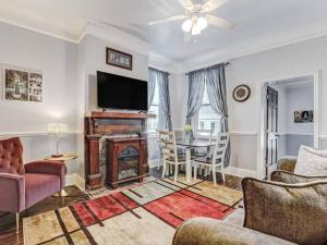 Khu vực ghế ngồi tại Historic Savannah Gold Private Condo with Pool - 2bed, 1&half bath, Sleeps 6, 1st Floor, 15 Min Walk To Historic Savannah Center And All Attractions