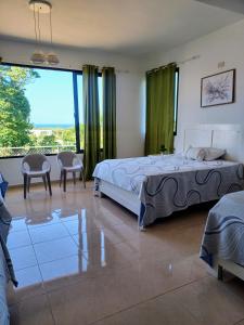 1 dormitorio con 1 cama, mesa y sillas en VILLA ALIMAR, en La Palmita