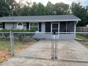 une clôture devant une maison dans l'établissement Chazz Doorway, à Homosassa