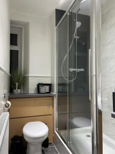 łazienka z toaletą i prysznicem w obiekcie House in Stoneywood Dyce w Aberdeen