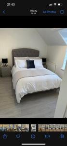 uma fotografia de um quarto com uma cama grande em House in Stoneywood Dyce em Aberdeen