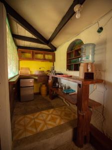 uma cozinha com uma mesa de madeira num quarto em 1 bedroom apartment with bay view, 3 blocks from beach and center of San Juan em San Juan del Sur