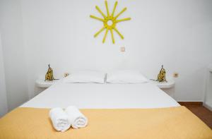 a bedroom with a large bed with towels on it at Navis apartment in Triovasálos