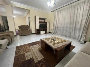 uma sala de estar com um sofá e uma mesa de centro em 2Brs Downtown Heliopolis l Near services no Cairo