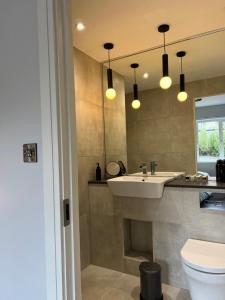 Bilik mandi di Exlusive Modern living on Valentia Island +39 gambar