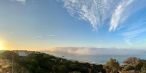 Blick auf einen Strand mit wolkigem Himmel und das Meer in der Unterkunft Golden Cliff House in Albufeira