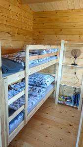 sypialnia z 2 łóżkami piętrowymi w kabinie w obiekcie Drewniane domki - Zamek Krzyżacki w mieście Malbork