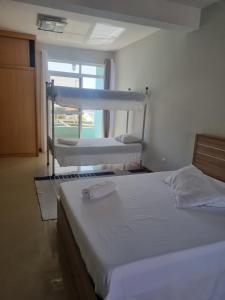 Tempat tidur dalam kamar di Praia Guest House