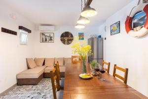 sala de estar con mesa y sofá en House Natura, en Gornji Seget