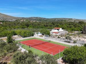 una vista aérea de una pista de tenis en House Natura, en Gornji Seget