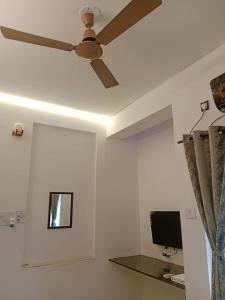 En tv och/eller ett underhållningssystem på Nakshatra Guest House