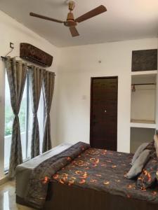 Säng eller sängar i ett rum på Nakshatra Guest House