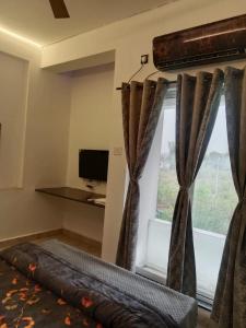 En tv och/eller ett underhållningssystem på Nakshatra Guest House