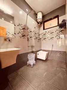 een badkamer met een toilet en een wastafel bij Hotel New Panchali With Mountain view By Winterline, Kasol in Kasol