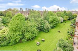 eine Aussicht über einen Park mit Bäumen und Kühen in der Unterkunft HYDE PARK, OXFORD STREET, PADDINGTON, BEAUTIFUL 3 BEDROOMS,BALCONY, 2 BATH, MANSION BLOCK, MAIDA VALE, W9 NW8 LORDs CRICKET in London