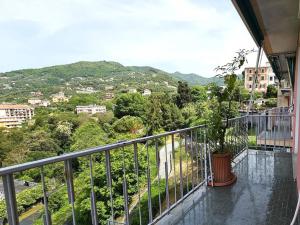 uma varanda de um edifício com vista para uma cidade em Parking,WiFi, Netflix - Sunny Sea View Haven em Rapallo