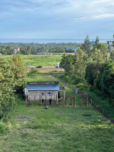 una fattoria con un fienile in un campo di Art’s Suites a Kisumu