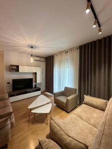 ein Wohnzimmer mit einem Sofa und einem Tisch in der Unterkunft Lake Escape - Home 2 in Tirana