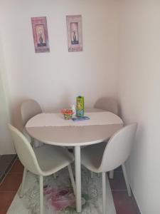 een witte tafel en stoelen in een kamer bij Šumska Vila in Bajina Bašta