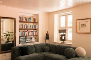 sala de estar con sofá y espejo en Luxury Apartment Kura Hulanda, en Willemstad